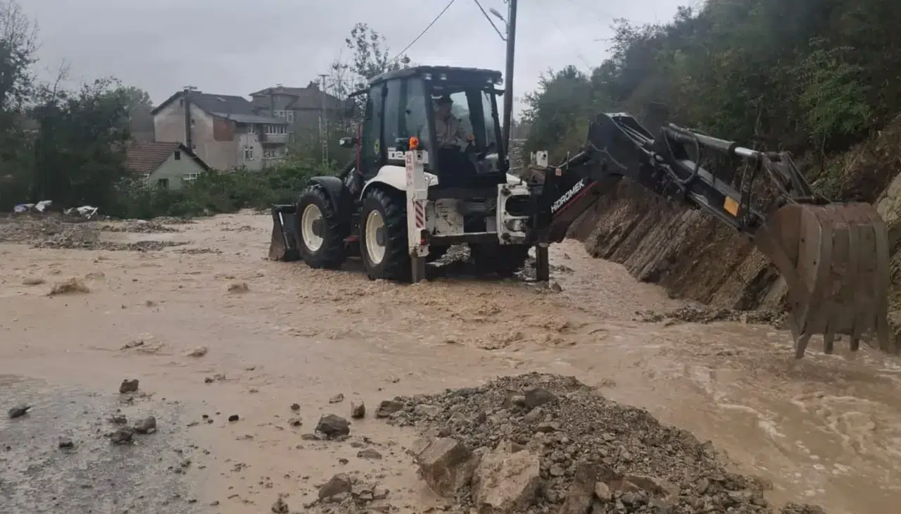 Ereğli'de 122, Kilimli'de 100 milimetre yağış: Valilikten zorunlu olmadıkça trafiğe çıkmayın uyarısı