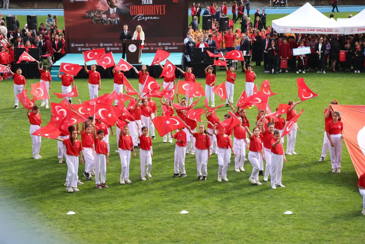 Zonguldak'ta Cumhuriyet Bayramı coşkusu Kara Elmas Kemal Köksal Stadı'nda yaşandı