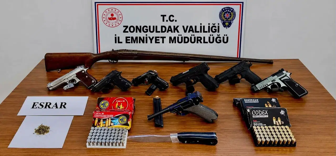 Zonguldak'ta silah operasyonu: 3 şüpheli tutuklandı, çok sayıda silah ele geçirildi