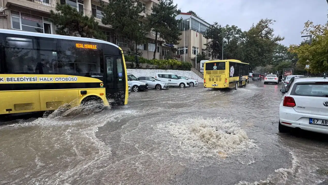 Zonguldak'ta sağanak ulaşımı felç etti: Araçlar arızalandı, tünellerde trafik kontrollü sağlandı