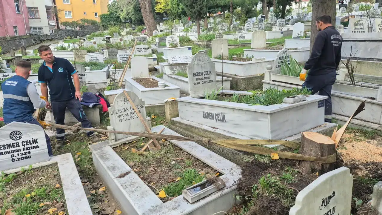 Şehir Mezarlığında Fırtınanın İzleri Silindi