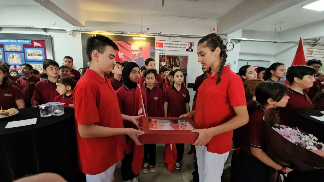 Çanakkale şehitliklerinden gelen bayrak, öğrencilerin hazırladığı rölyefte sergilendi