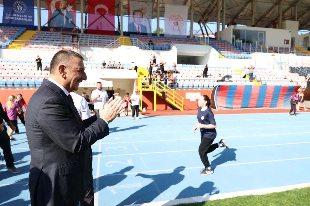 Vali Hacıbektaşoğlu, Atatürk ve Cumhuriyet Koşusu'nun startını verdi