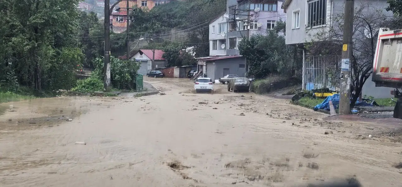 Zonguldak'ta sağanak yağış heyelanlara neden oldu, iş yerini su bastı