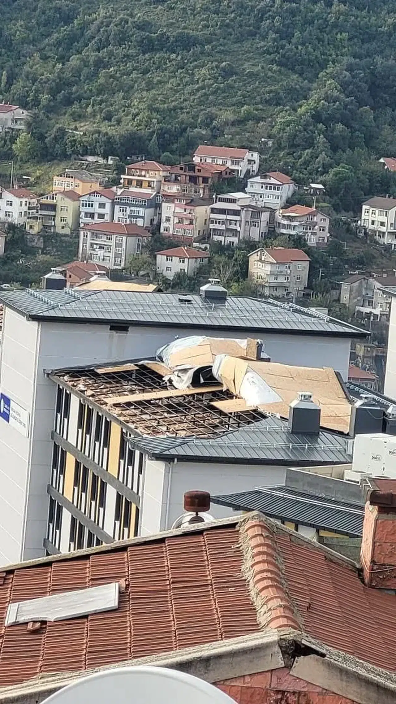 Karadeniz Ereğli'de fırtına kız öğrenci yurdunun çatısını uçurdu