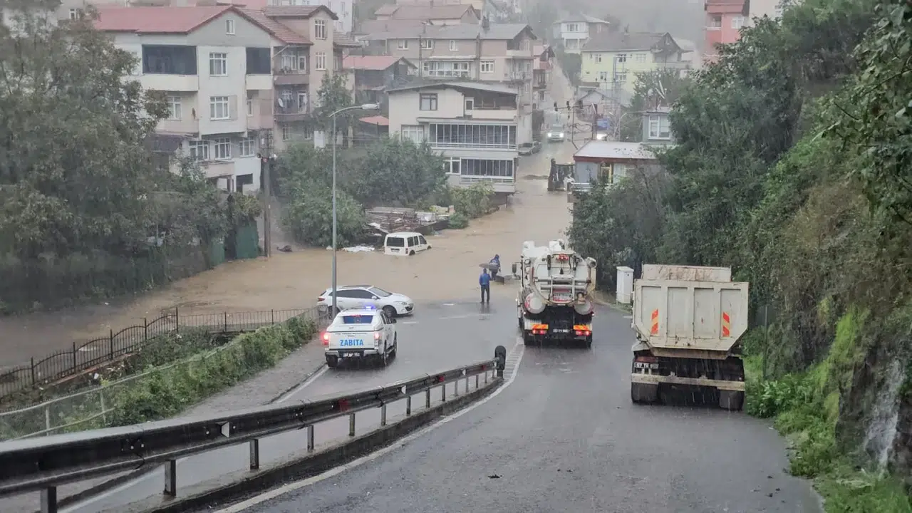 Ereğli'de sağanak ulaşımı aksattı: Otomobil suyla kaplanan yolda kaldı