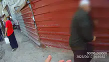 Zabıtaya direnen seyyar satıcı cinnet getirdi, başını demir kapıya vurdu