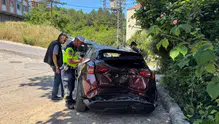 Yokuş Çıkarken Geri Kayan Otomobil Kavak Ağacına Çarptı: 3 yaralı
