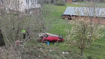 Bahçeye uçan otomobilin sürücüsü yaralandı