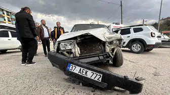 Safranbolu'da kamyonet ile otomobil çarpıştı: 1 yaralı