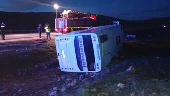 Malatya Yeşilyurtspor taraftarlarını taşıyan midibüs şarampole devrildi