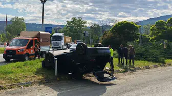 Çaycuma'da çarpışan otomobillerden biri takla attı