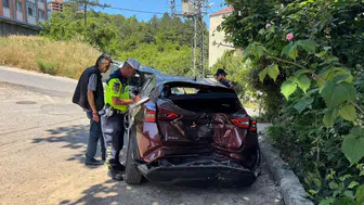 Yokuş Çıkarken Geri Kayan Otomobil Kavak Ağacına Çarptı: 3 yaralı