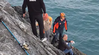 Kayalıklardan düşen amatör balıkçıyı ekipler kurtardı