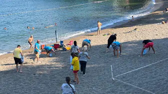 Kapuz Plajı'nda görevliler izmarit ve atıkları topladı