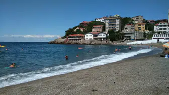 Kapuz Plajı'na yoğun ilgi, soğuk suya rağmen sıcak hava çekiyor!