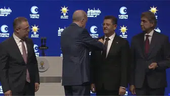 Başkan Erdoğan'dan AK Parti'ye katılan üç başkana rozet