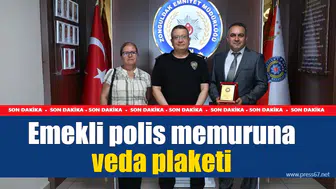 Emekli polis memuruna veda plaketi