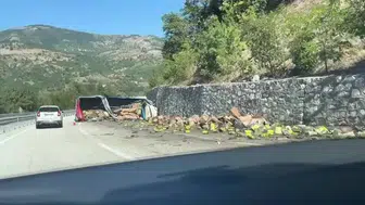 Freni boşalan zeytinyağı yüklü tır istinat duvarına çarptı: Baba öldü, oğlu yaralandı