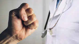 Zonguldak'ta hasta yakınının saldırdığı nöbetçi doktor yaralandı