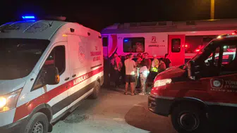 Filyos’ta hemzemin geçitte tren otomobile çarptı: 5 yaralı