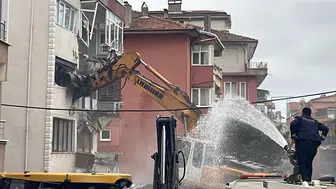 Zonguldak’ta riskli binanın yıkımı için çevredeki 14 daire tahliye edildi