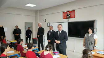 Uygar Keskin, Gazi Ortaokulunda öğrencilerin taleplerini dinledi