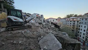 Zonguldak'ta çöken binanın çevresindeki 30 kişi tahliye edildi