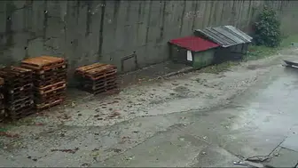 Zonguldak'ta 2 aracın enkaz altında kaldığı duvarın çökme anı kameraya yansıdı