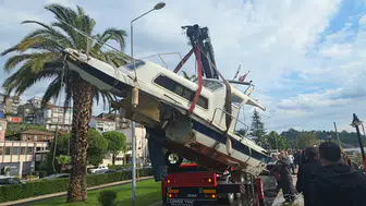 Karadeniz Ereğli'de fırtınada batan tekne vinçle çıkarıldı