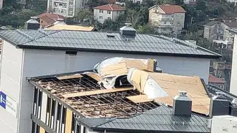 Karadeniz Ereğli'de fırtına kız öğrenci yurdunun çatısını uçurdu