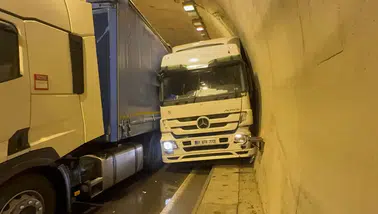 Tünelde tır kabusu: Sıkışan sürücü itfaiye ekiplerince kurtarıldı