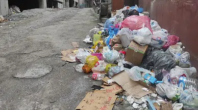 Belediyeye 50 metre mesafede! Konteynırlar gitti çöpler kaldı...
