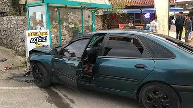 Kozlu'da hareketli dakikalar... Otomobil yolcu durağına daldı!