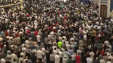 Vatandaşlar bayram namazı için camilere akın etti