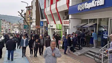 Vatandaşlar bayram öncesi maaş kuyruğunda!