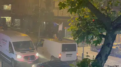 Aracının üzerine çıktı trafiği ve kendi canını tehlikeye soktu!