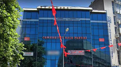 Bir garip hırsızlık! CHP binasına girip Atatürk portrelerini de yanında götürdü