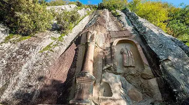 Bunun adı bile bile lades! Tarihi yerde kaçak kazı yaparken yakalandılar