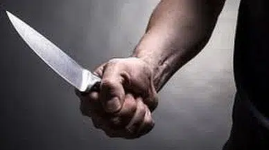 Evinin önünde bıçaklandı!