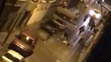 Kalabalık grup öyle bir saldırdı ki: O anlar saniye saniye kamerada!