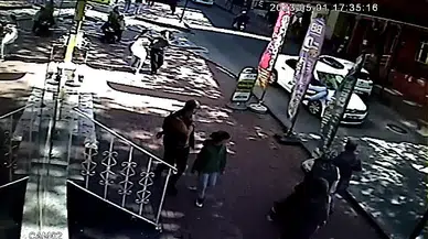 Karşıya geçen yayaya otomobil çarptı, kaza anı kamerada