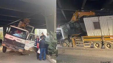 Konteynır yüklü tır Fevkani köprüsüne sıkıştı