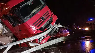 Kozlu’da feci kaza… Tır yola devrildi..