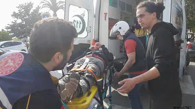 Motosiklet sürücüsü yolda yayaya çarptı