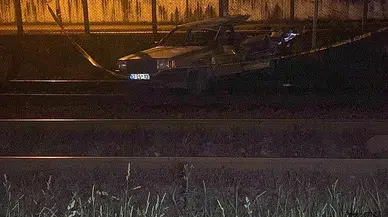 Otomobil trenin altında kaldı.. Metrelerce sürüklendi!