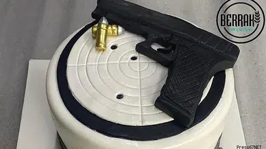 Pastanın üstündeki silah şaşkına çevirdi!