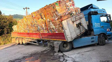 Tır makas attı trafik kilitlendi!