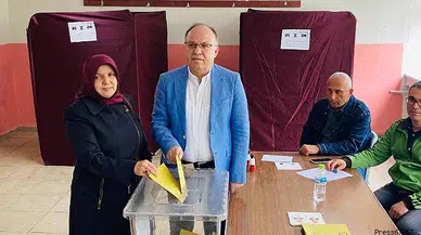 Vali Tutulmaz eşiyle birlikte oyunu kullandı