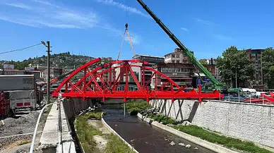 Adnan Menderes Köprüsü'nün montajı sürüyor